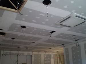 Plafond suspendu avec pose de platre